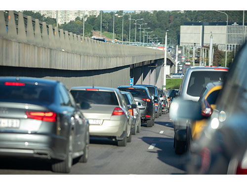 Nuo liepos įsigalios svarbus pakeitimas: dalis vairuotojų nebegalės naudotis savo automobiliais, tačiau ką jiems daryti – vis dar neaišku