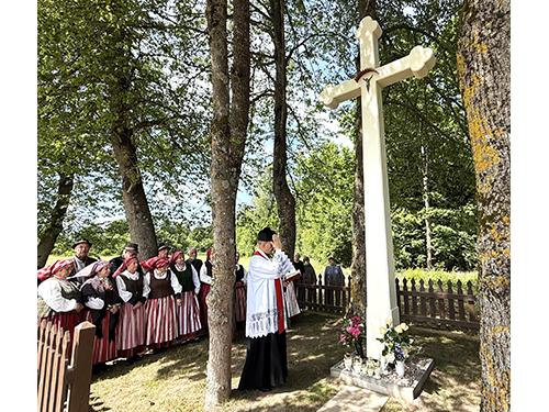 Atstatytas ir pašventintas Baltasis kryžius